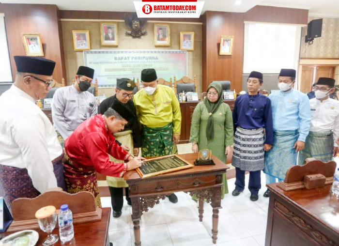 Wakil Bupati Kepulauan Anambas saat menandatangani prasasti dari BP2KKA